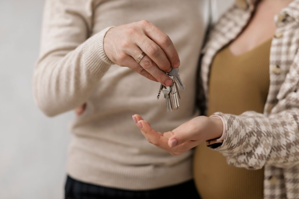 Remise des clés d’un logement à un couple