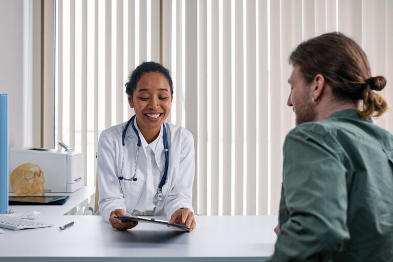 Médecin et patient lors d’une consultation