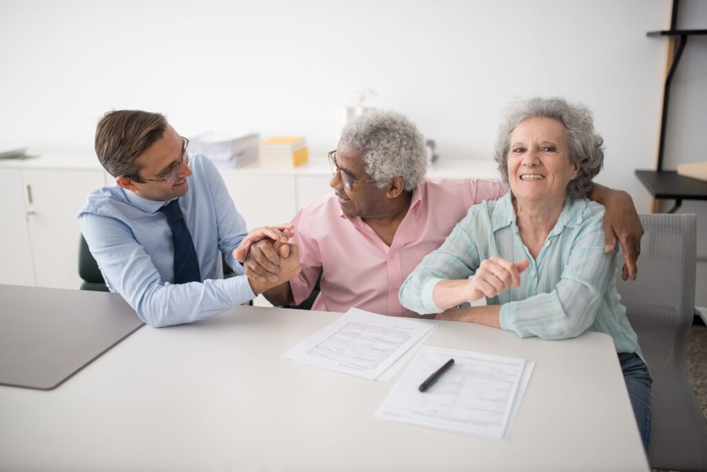 Conseiller en assurance et crédit échangeant avec un couple