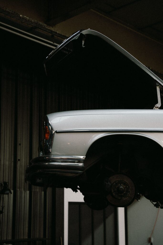 Voiture sur un pont élévateur dans un atelier