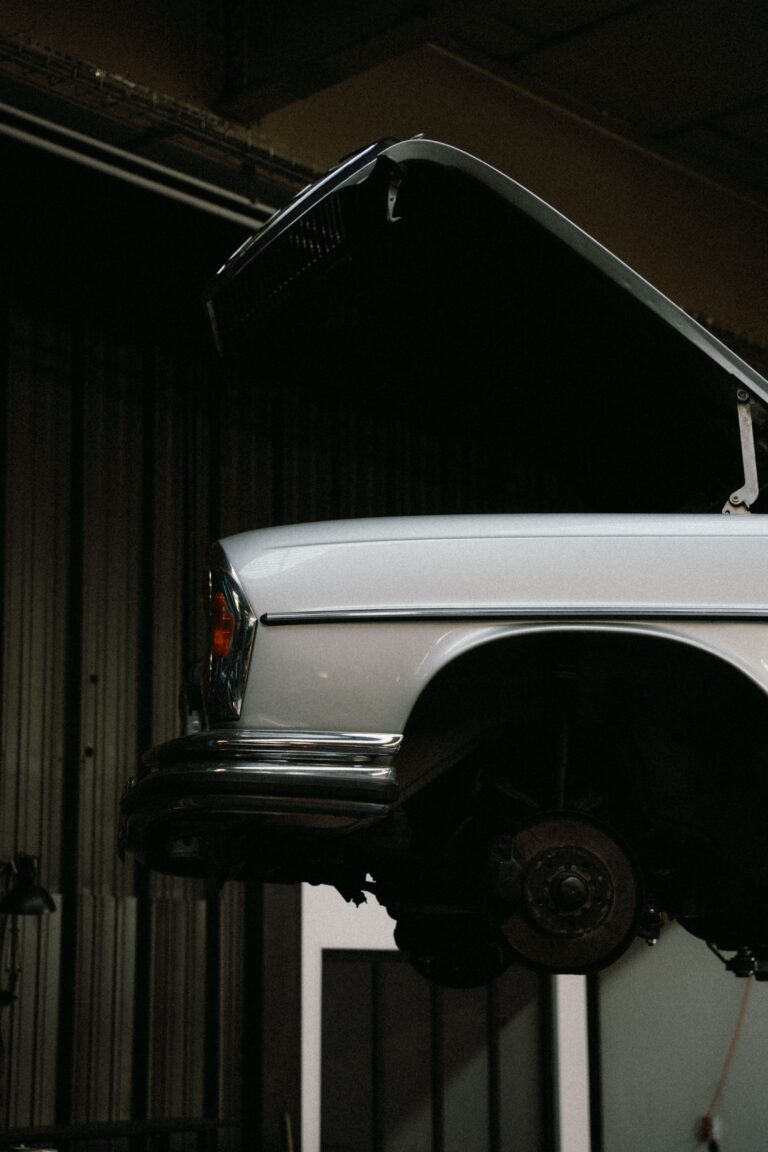 Voiture sur un pont élévateur dans un atelier