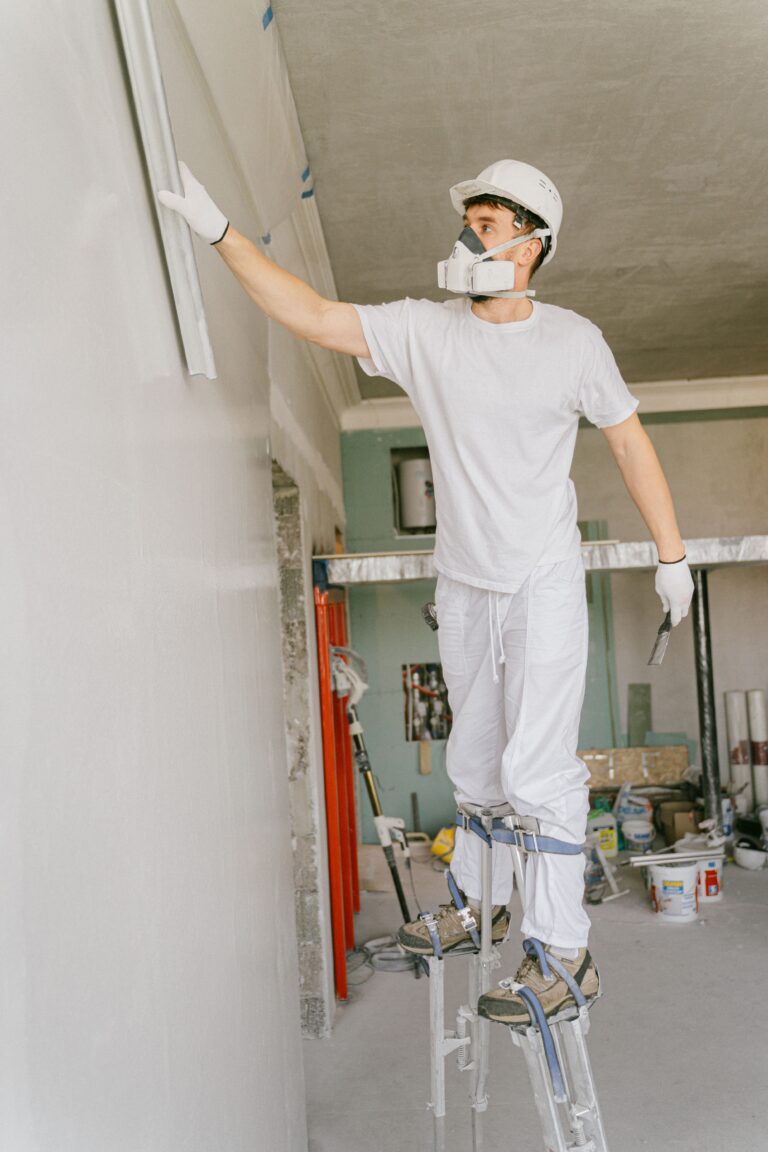 Ouvrier du bâtiment sur un chantier de rénovation